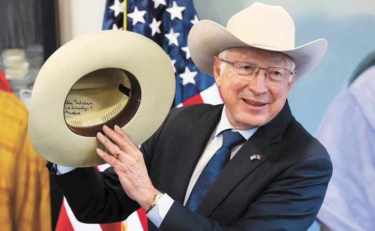 Ken Salazar califica de falta de respeto que EU incluya a México entre sus enemigos