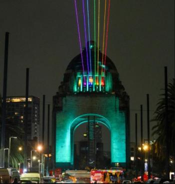 El Arco Iris Globalizador ilumina el cielo de CDMX durante el mes del orgullo
