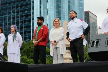 Más de 4 mil personas se activan en clase masiva de yoga en el Ángel de la Independencia