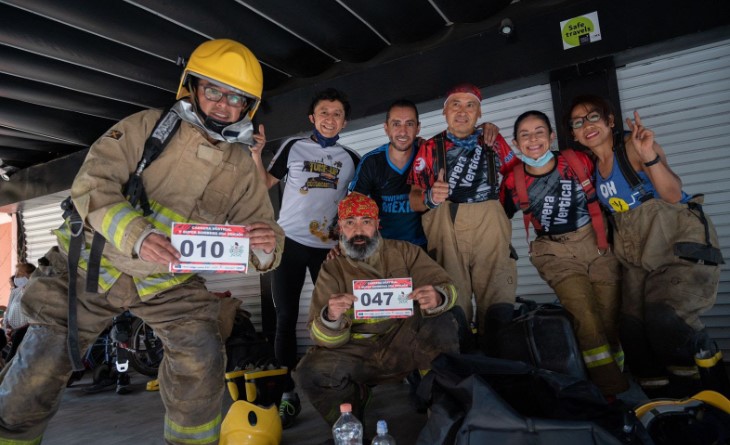 Rompió récord la 6a Carrera Vertical en CDMX: 828 participantes subieron 75 pisos