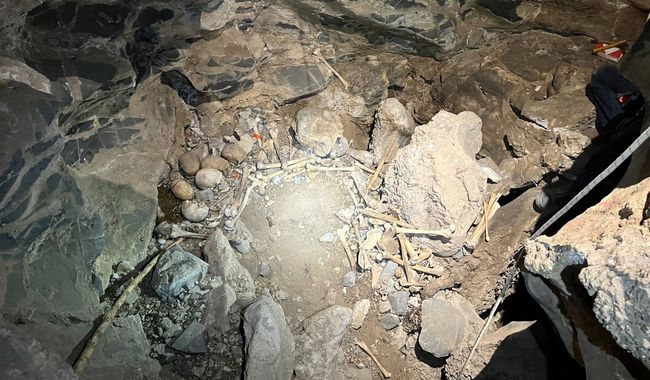 INAH rescata entierro prehispánico de 500 años en cueva del desierto de Coahuila
