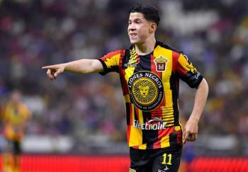 Leones Negros celebra 50 años con polémica camiseta de calentamiento