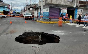 Reparan socavón en Iztapalapa por desgaste en tubería de drenaje profundo