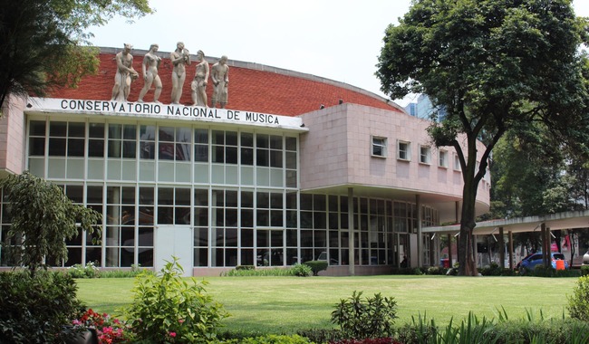 Conservatorio Nacional de Música reconoce 65 años de docencia de Laura García Zazueta en su clausura académica