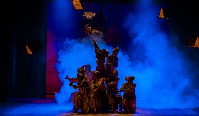 Trigal de luciérnagas llega al Teatro Helénico con máscaras, música en vivo y poesía femenina