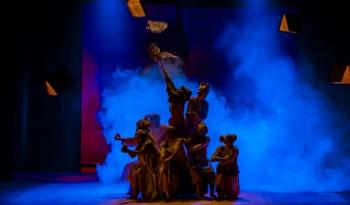 Trigal de luciérnagas llega al Teatro Helénico con máscaras, música en vivo y poesía femenina