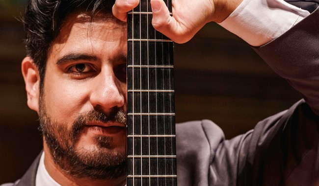 Daniel Olmos ofrecerá recital de guitarra clásica en Bellas Artes con obras de Bach, Mertz, Pavlovits y Walton