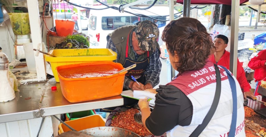 Refuerzan acciones sanitarias en puestos de comida callejera tras hallazgo de bacterias fecales