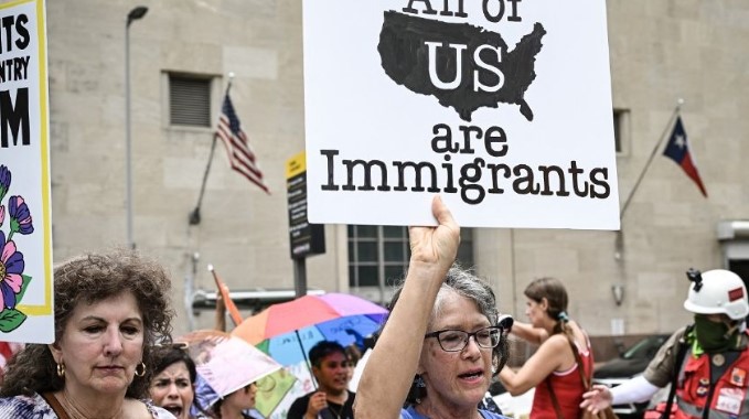 Rechazo masivo a Donald Trump por redadas y recortes sociales desata protestas en EE.UU.