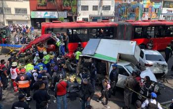 Choque entre Metrobús y camioneta deja siete lesionados en Miguel Hidalgo