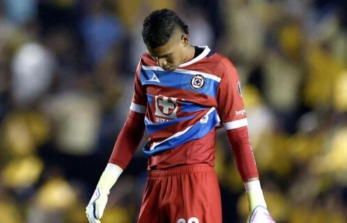 Errores de Kevin Mier en empate de Cruz Azul levantan sospechas por posible amaño de partido