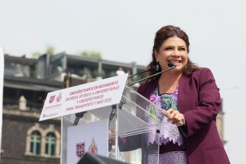 Clara Brugada entrega 20 mil becas de transporte a universitarios para combatir la deserción escolar