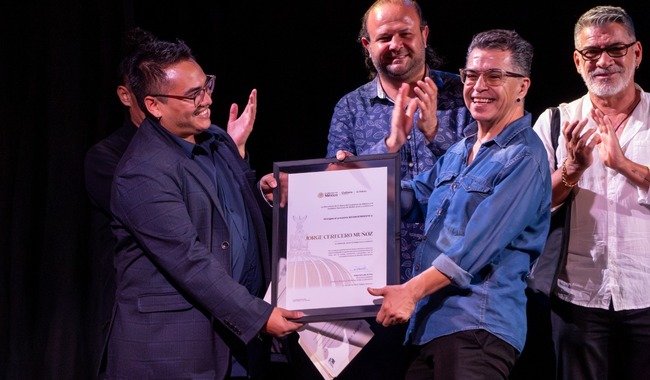 Jorge Cerecero recibe homenaje por 45 años de trayectoria en el Festival Primate Escénico 2025