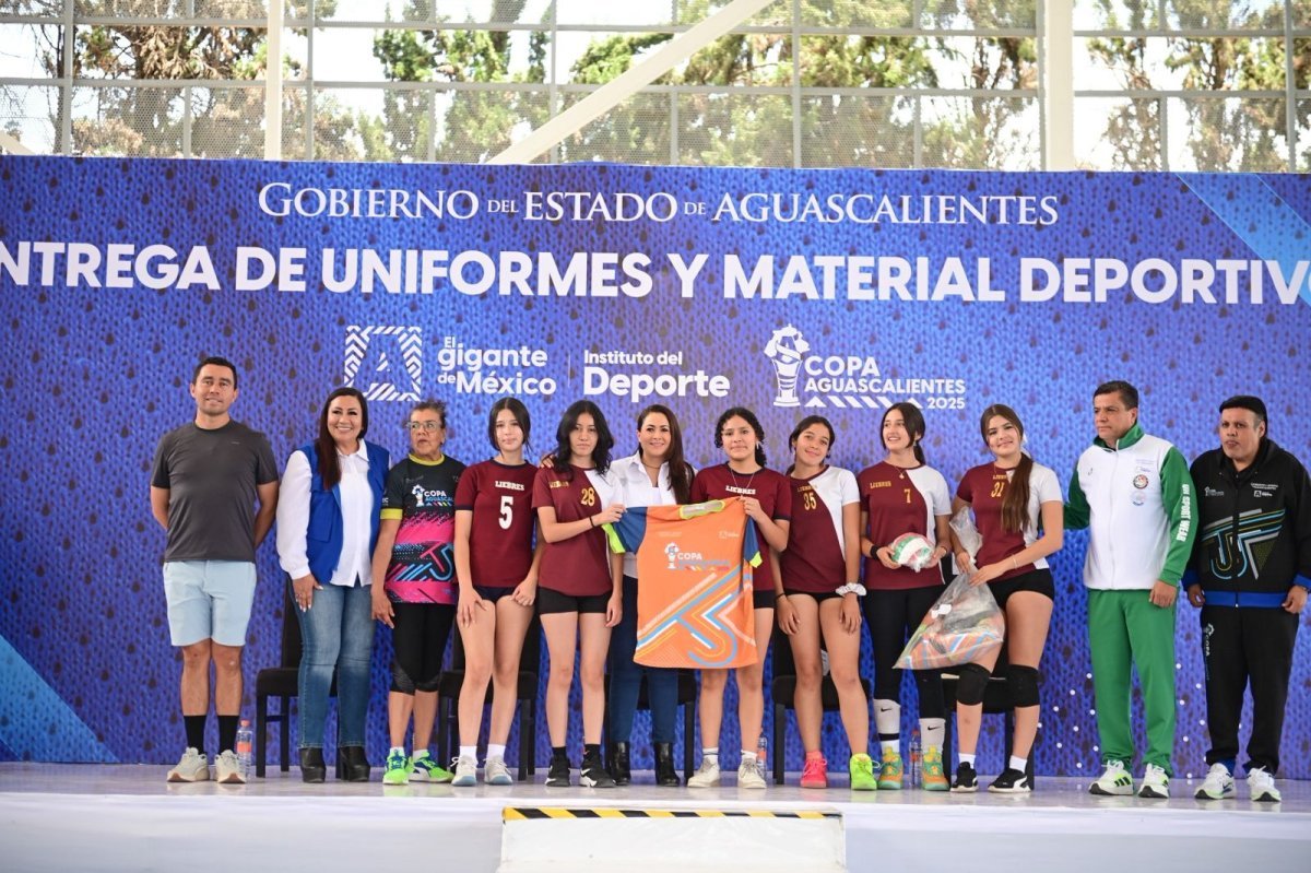 Gobernadora Tere Jiménez entrega uniformes y material deportivo para fortalecer el talento local en Aguascalientes