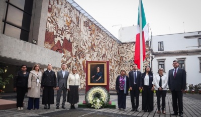 México honra por primera vez a Sara Pérez Romero con izamiento de bandera a media asta