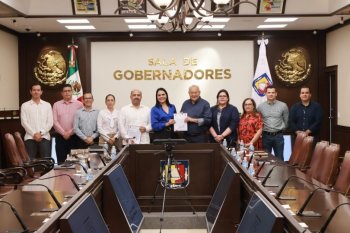 Gobernador de BCS recibe pliego petitorio de trabajadores de Salud y promete respuesta responsable