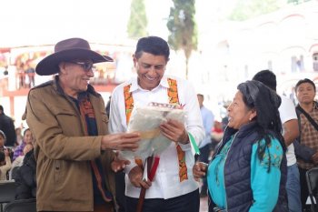 Gobierno de Oaxaca impulsa desarrollo integral en Santa María Tlahuitoltepec con obras y apoyos sociales