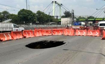 SEGIAGUA atiende dos socavones en Calzada Ignacio Zaragoza con trabajos especializados
