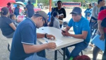 Trabajadores agrícolas de Guerrero viajan al norte del país para cosecha de jitomate