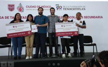Clara Brugada entrega apoyos de útiles y uniformes escolares a más de un millón de estudiantes en CDMX