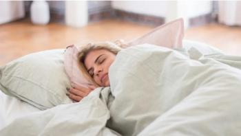Por qué muchas personas duermen arropadas incluso en verano, según la ciencia