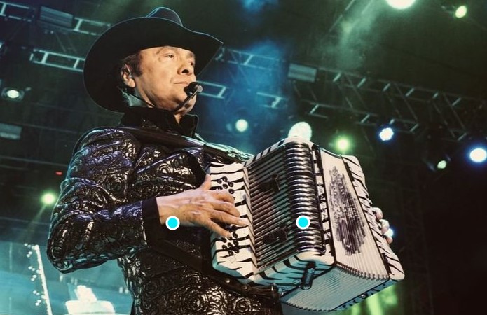 Jorge Hernández de Los Tigres del Norte sufre caída en la FENAPO 2025 y continúa el show con entrega total