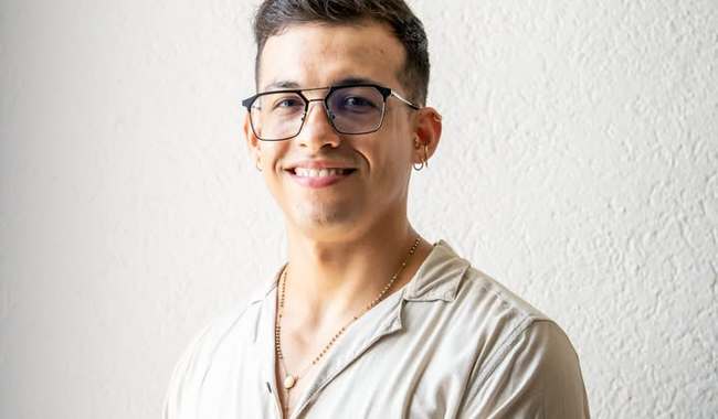 Patricio Alán Sánchez gana el Premio Estatal de Poesía Carmen Alardín 2025 con 'No olvides voltear a ambos lados'