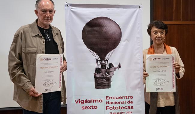 Maritza López y John O’Leary reciben la Medalla al Mérito Fotográfico en el XXVI Encuentro Nacional de Fototecas