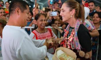 Claudia Sheinbaum entrega Créditos a la Palabra a mujeres artesanas amuzgas