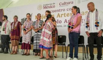 Claudia Sheinbaum entrega Créditos a la Palabra a artesanas amuzgas en Guerrero