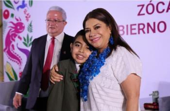 Clara Brugada reconoce a niño ambientalista chiapaneco en el Zócalo Ciudadano