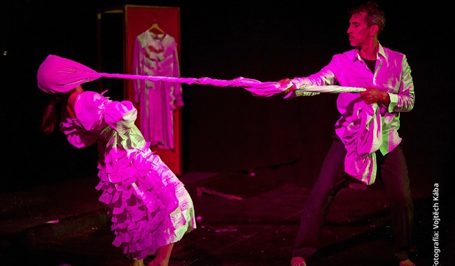 R3gla de tr3s llega al Cenart con teatro físico y danza inspirada en Magritte