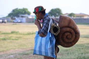 Presentan espectáculo 'Bichubé, el hombre caracol' en comunidades de Salina Cruz y San Pedro Huamelula