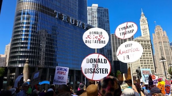 Trump llama a Chicago 'la ciudad más peligrosa del mundo' y amenaza con militarizarla