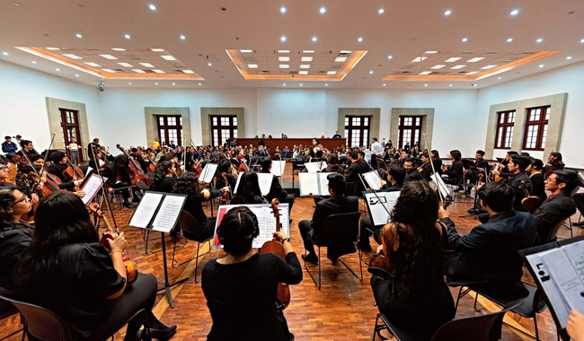 Orquesta Escuela Carlos Chávez abre temporada con debut de Anna Komusinski en México