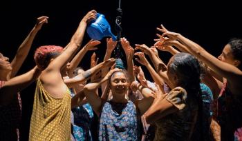 Gruta: obra interdisciplinaria en el Foro La Gruta honra a las ancestras con danza, teatro, música y circo