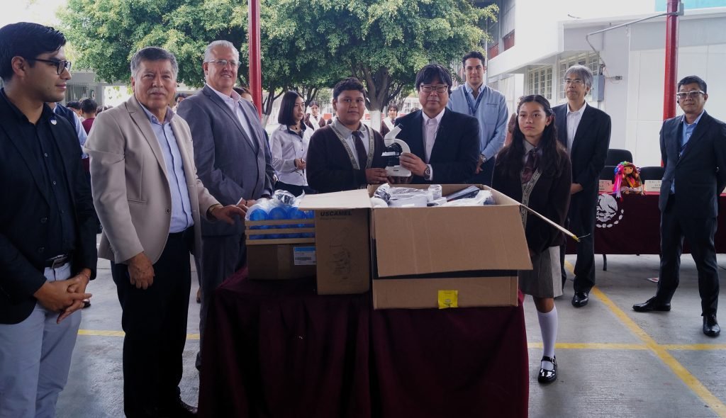 Mazda Logística dona 40 mil pesos en material de laboratorio a Secundaria Técnica No. 38 de Salamanca