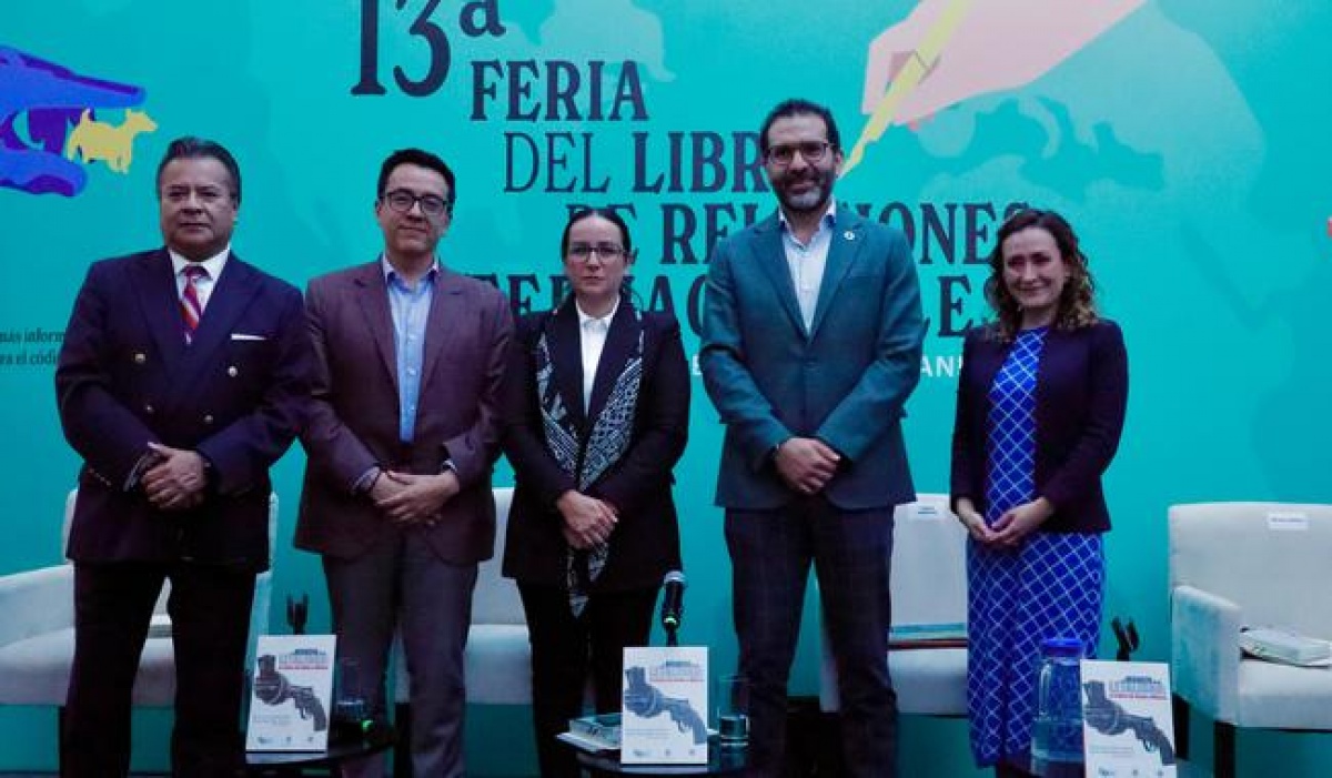 Presentan en la Feria del Libro de Relaciones Internacionales el libro El negocio de la letalidad sobre tráfico de armas a México