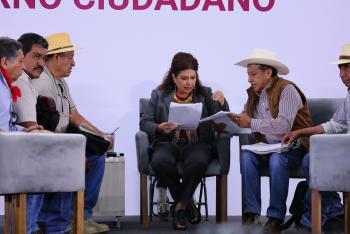 Clara Brugada recibe a la Selección Mexicana de Fútbol de Talla Baja en el Zócalo de Gobierno Ciudadano
