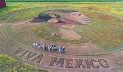 Stan Herd rinde homenaje a la mujer indígena mexicana con obra monumental de crop art en Kansas
