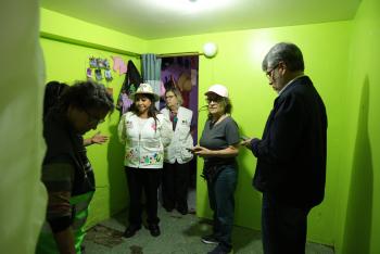 Gobierno de CDMX entrega apoyos directos a damnificados por inundaciones en Iztapalapa