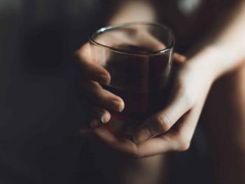 Por qué el alcohol afecta más a las mujeres que a los hombres: razones biológicas y metabólicas