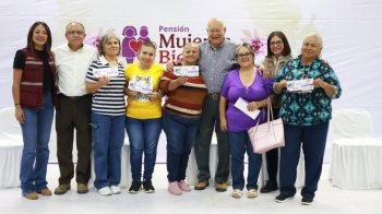 Entregan primeras 300 tarjetas de Pensión Mujeres Bienestar en Baja California Sur