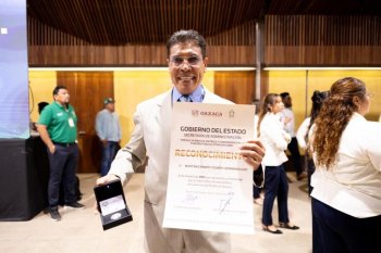Gobierno de Oaxaca entrega 654 medallas a empleados sindicalizados por años de servicio