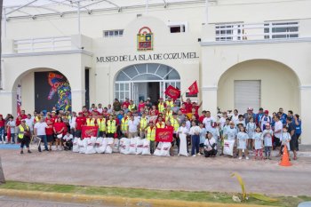 Voluntarios recolectan más de 100 kg de desechos en limpieza del Malecón de Cozumel