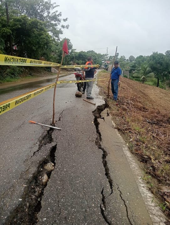 Hundimiento en carretera federal 135 reduce circulación a un solo carril en Oaxaca