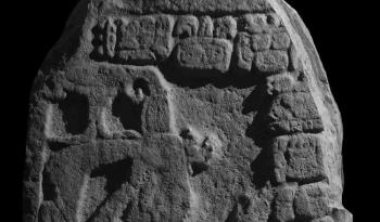 Descifran nombre de una gobernante maya en la Roca de la Fundación de Cobá