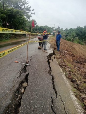 Hundimiento en carretera federal 135 reduce circulación a un solo carril en Oaxaca