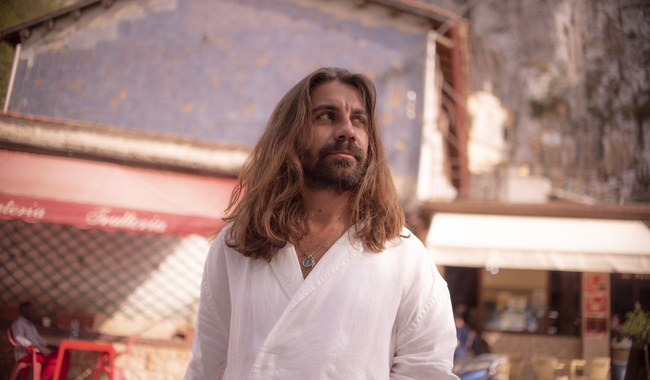 Alessio Bondì presenta en México su álbum 'Runnegghiè' con un concierto íntimo en el Cenart