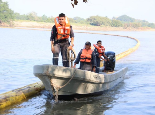 Marina contiene derrame de hidrocarburos en Citlaltépetl, Veracruz, con despliegue de buques y barreras de contención
